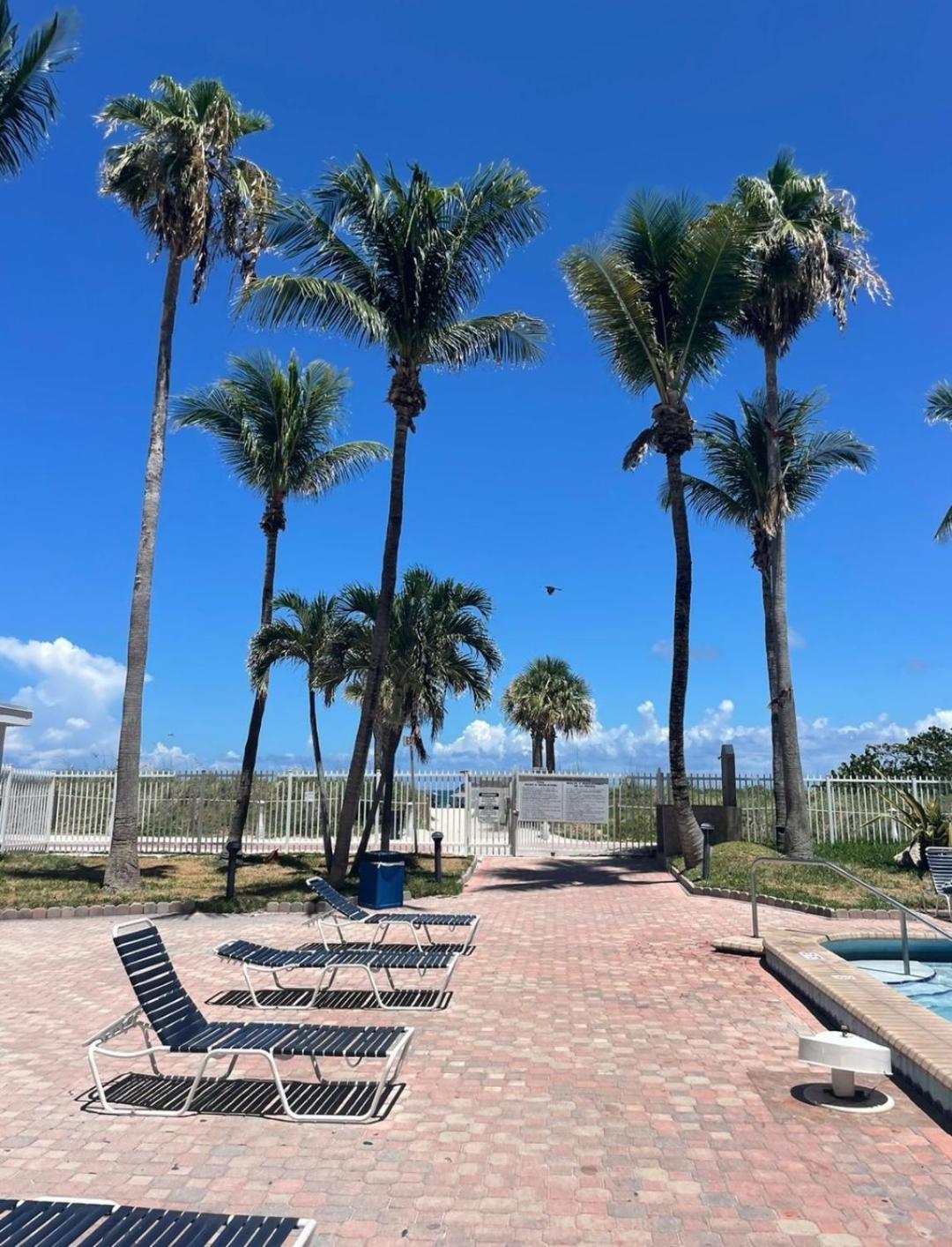 Miami Beachfront Studio Apartment Exterior photo